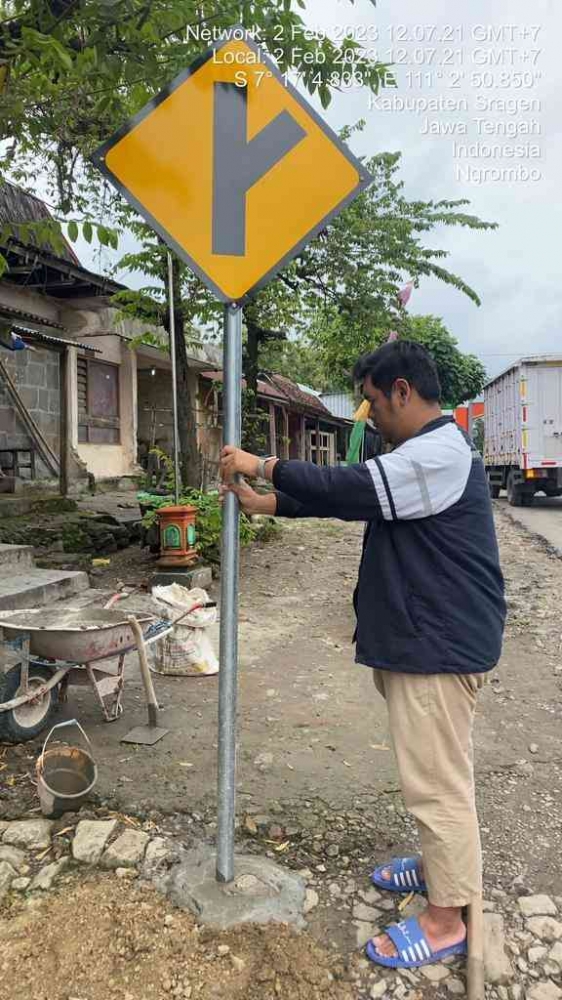 Mahasiswa Undip Memasang Rambu Jslan di Desa Ngrombo Pada Jalan Tangen-Galeh